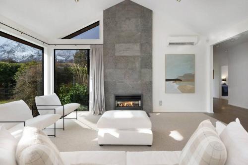 Jacks Point House | Skye Scape Luxury Retreat - Mountain Views