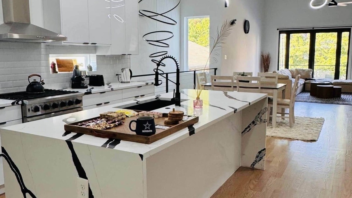 Old East Dallas House | Skyline Gem Dallas - 3BR Villa with Penthouse Loft