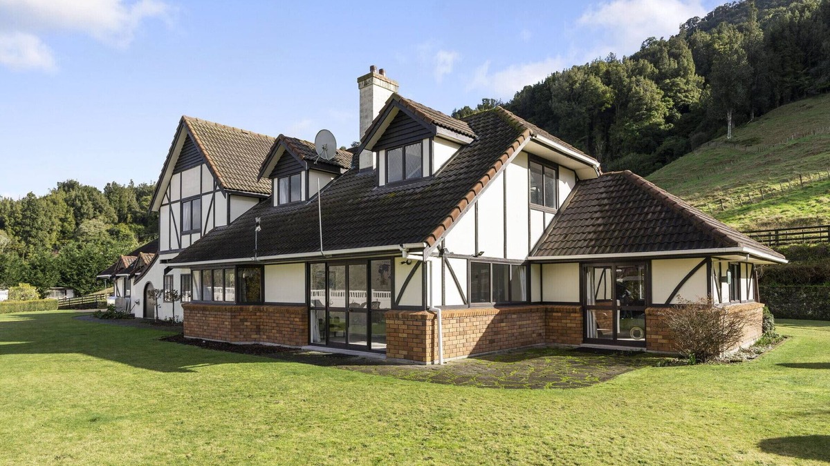 Rotorua House | Skyline Mountain View Lodge up to 16 people