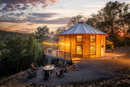 Front Royal Villa | Skyline Yurt: Hot Tub~Wood Stove~WiFi~EVcharger