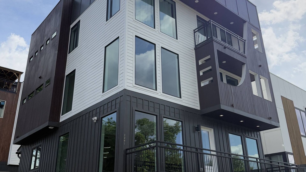 Edgehill House | Skyrise Stay - New 5-Story w/Rooftop Bar, Hot Tub, Elevator & Skyway Bridge