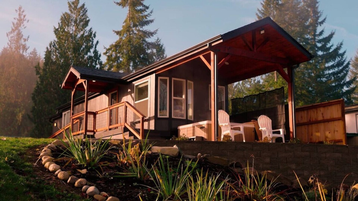 Monroe Apartment | Skyriver Escape | Riverfront | Hot Tub | Relax!
