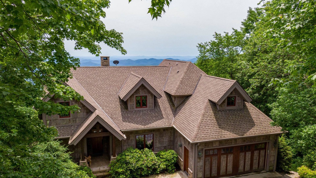 Blowing Rock House | Skytop Retreat - Spectacular 50 mile Views! Pet friendly, hot tub, arcade