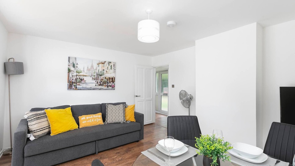 Shephall Apartment | Skyvillion - Lush 2 Bed Hydean Way House & Garden