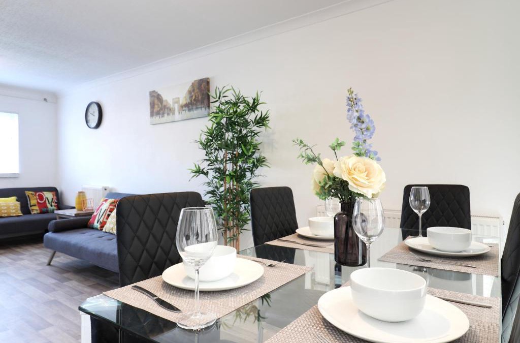 Stevenage Apartment | Skyvillion-STEVENAGE Amazing 3Bed House, Garden, Free Off Street Parking for 2 Cars, WiFi