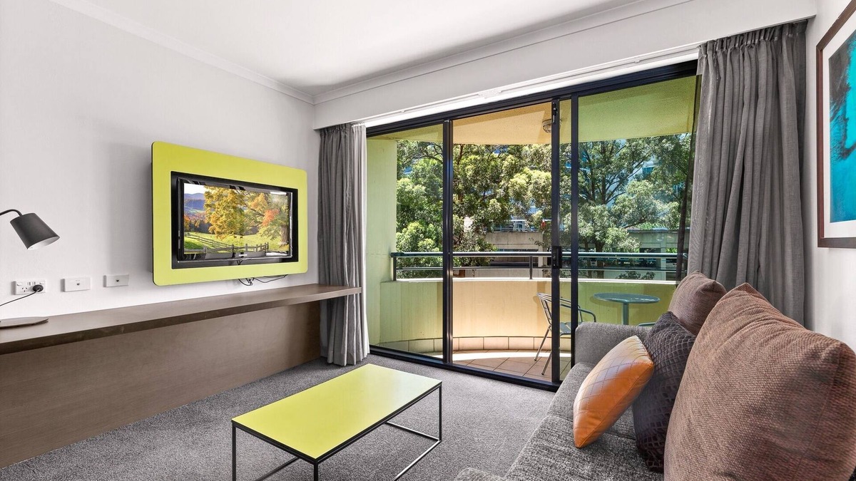Parramatta Apartment | Sleek 1-Bed by Jubilee Park with Pool