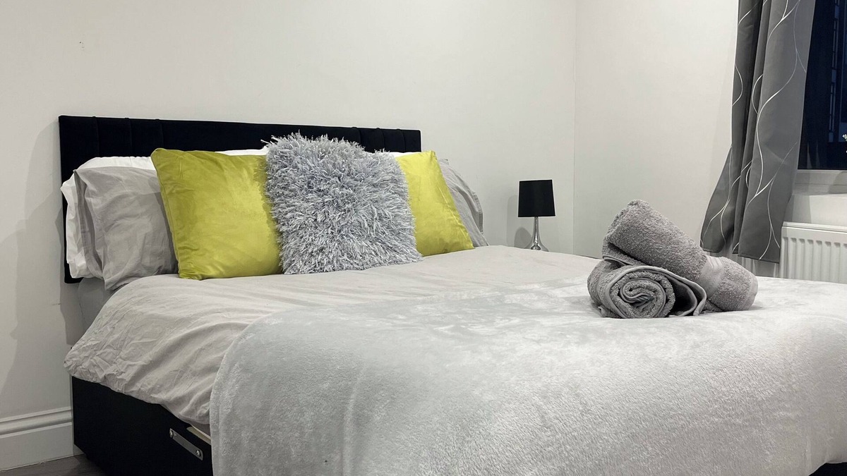 Waddon Apartment | Sleek 2 Bed Oasis Croydon -Sunset views - Sleeps 6 - Family Friendly