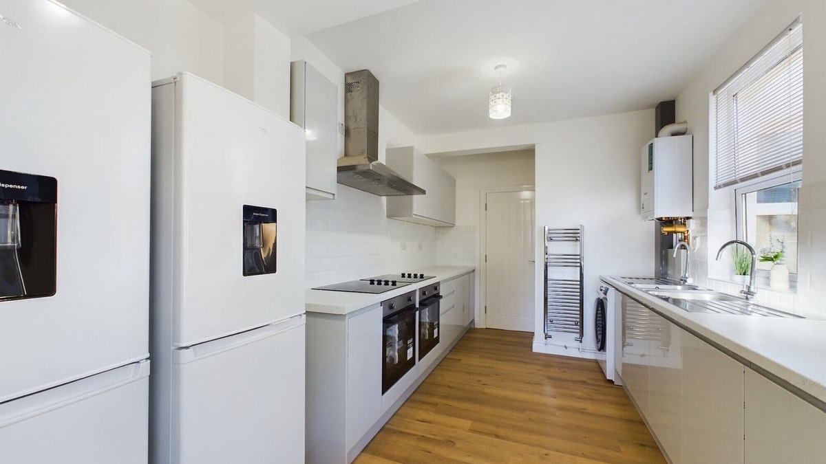 Easton House | Sleek 6-bed Townhouse with Garden