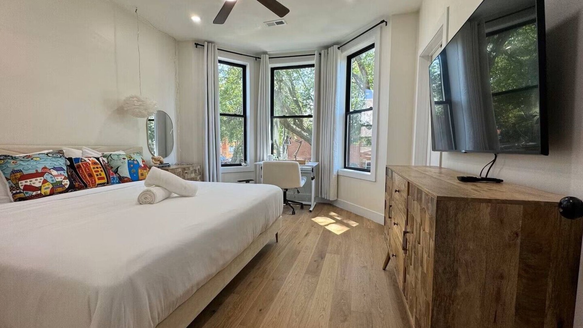 Avondale Condo | Sleek Avondale Condo - King and Queen + Spa Bath + Garage + Sass