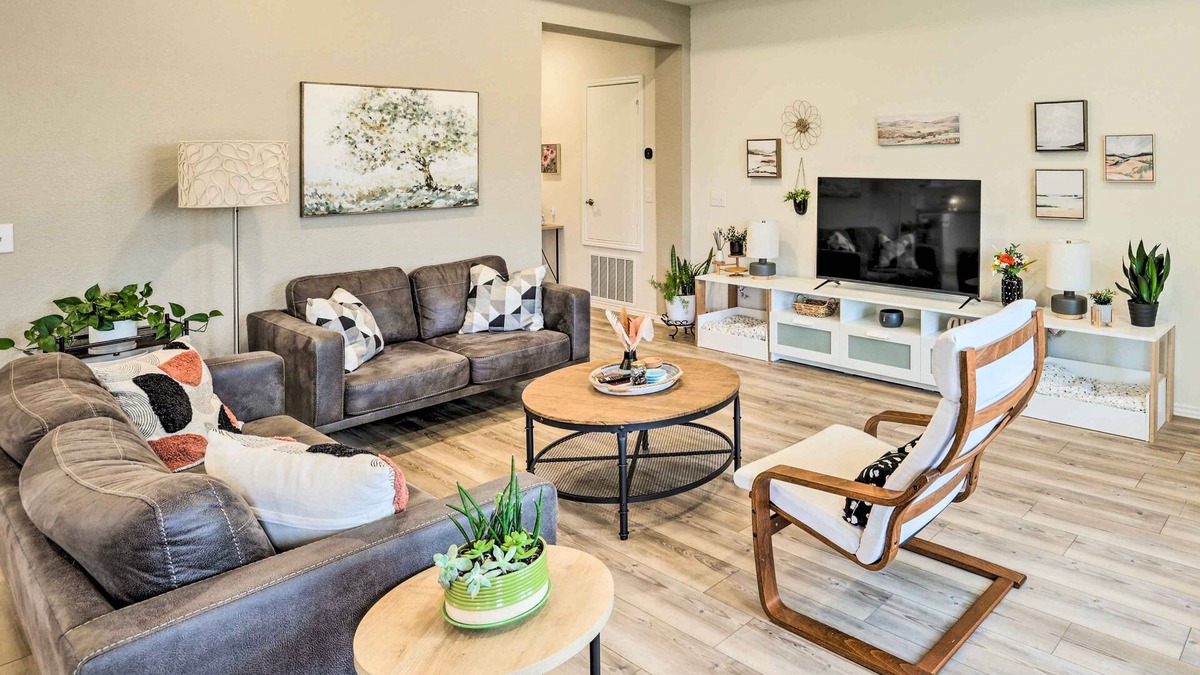 Fort Worth House | Sleek Fort Worth Home w/Patio - Pets Welcome!