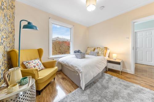 Hoe Street House | Sleek Private Bedroom In Shared London Home For Two - Bedroom2