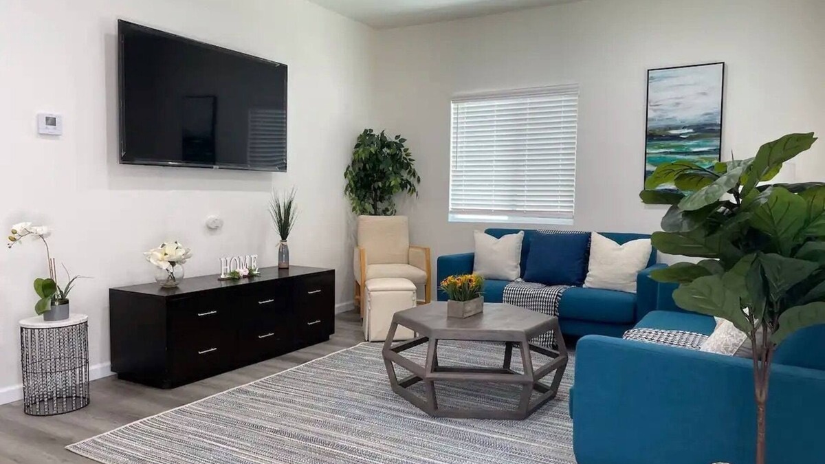 Fullerton House | Sleek · Private Home · Near Disneyland!