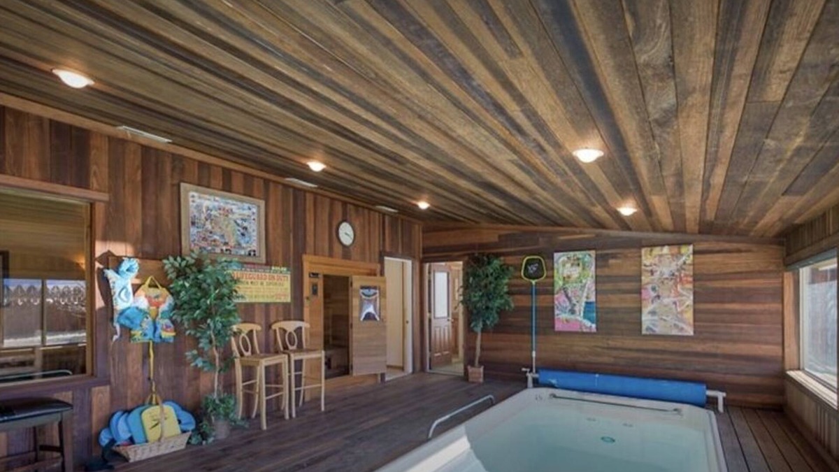 Wapiti Villa | “SLEEP 26” "POOL" "SAUNA" "LOOKOUT TOWER"'SANITIZED CLEANING"