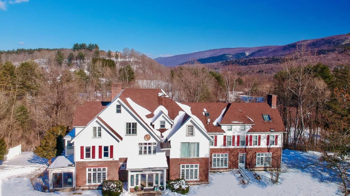Manchester Center House | Sleep 34 in HUGE VT Mansion! 15 bedrms/12 bath: Ski, weddings, family reunions, Yoga, corporate, Dogs loved