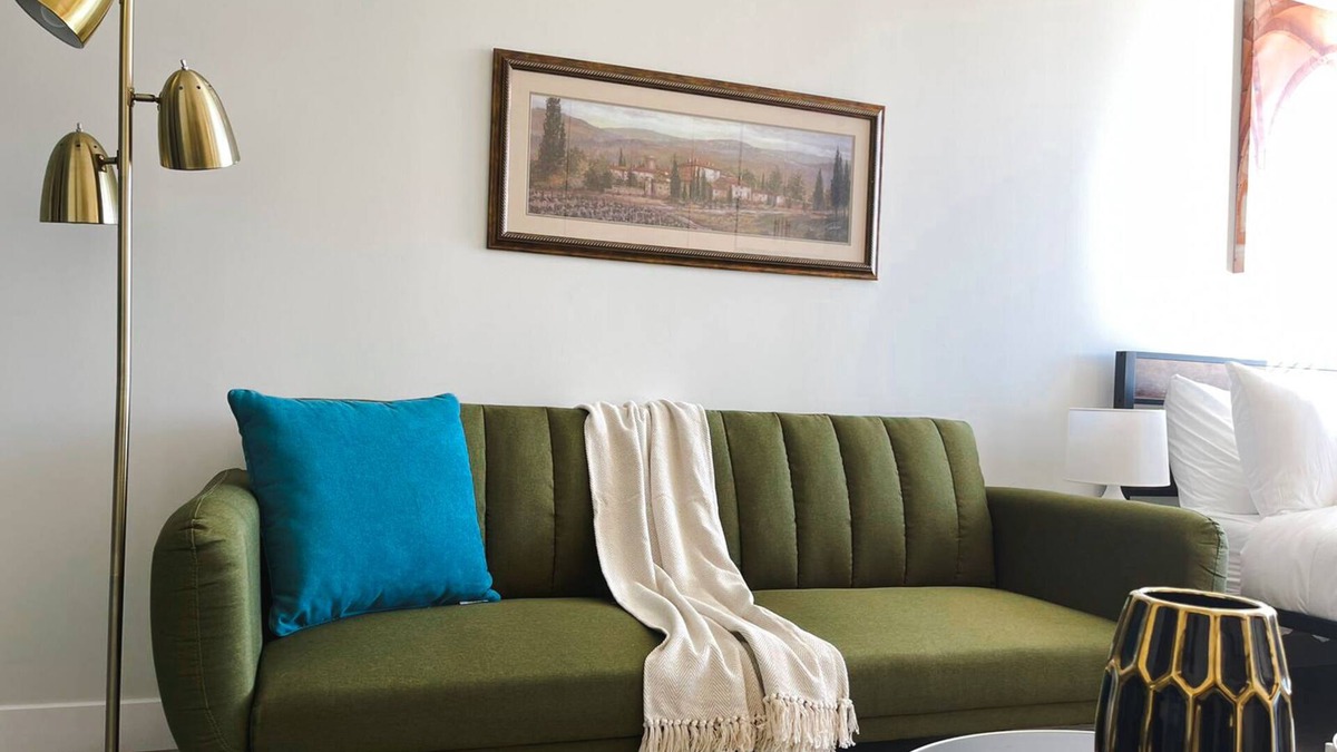 Des Moines Apartment | Sleepover: Urban Studio and Gym - Des Moinesn