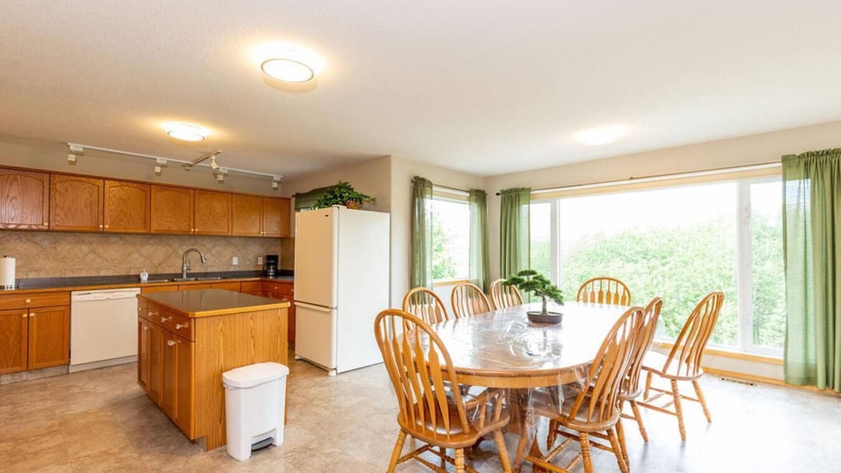Division No. 3 House | Sleeps 10-5 mins from Waterton Entrance-WCV A