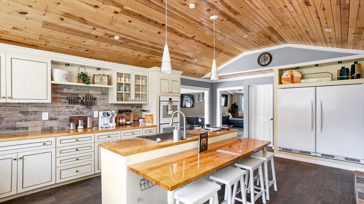 Westfield House | Sleeps 10+/Batting Cage/Theater!