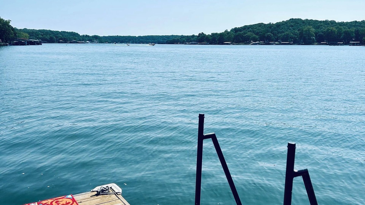 Gravois Mills House | Sleeps 10, large deep water dock, 2 swim platforms- ladders & covered slip.