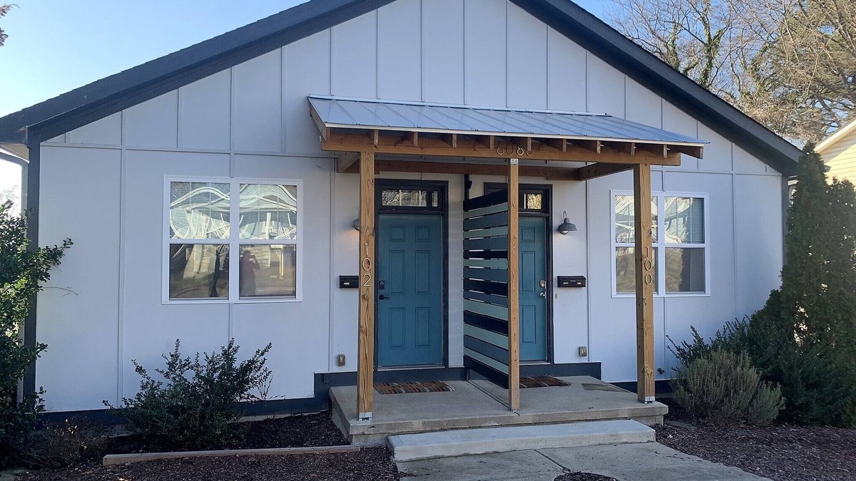 Downtown House | Sleeps 12-14 in comfortable beds, 6 BR. Oak City Duplex for your Large Group!