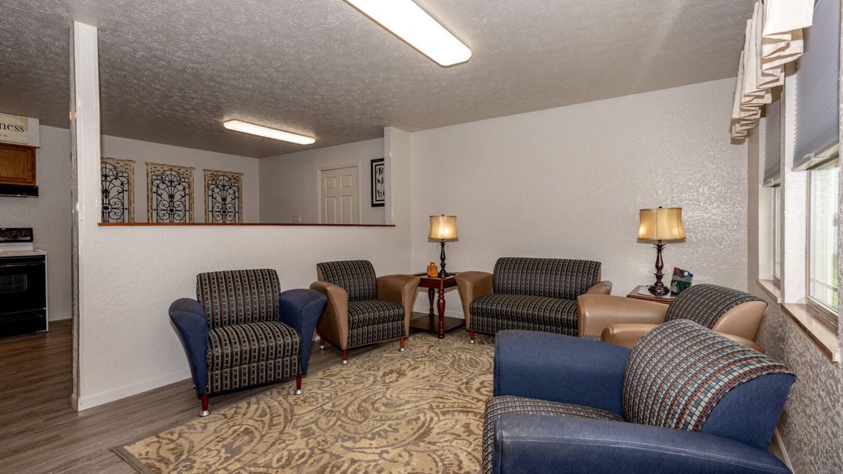 Karns House | Sleeps 12 - Ask about 6-month+ Discounts.