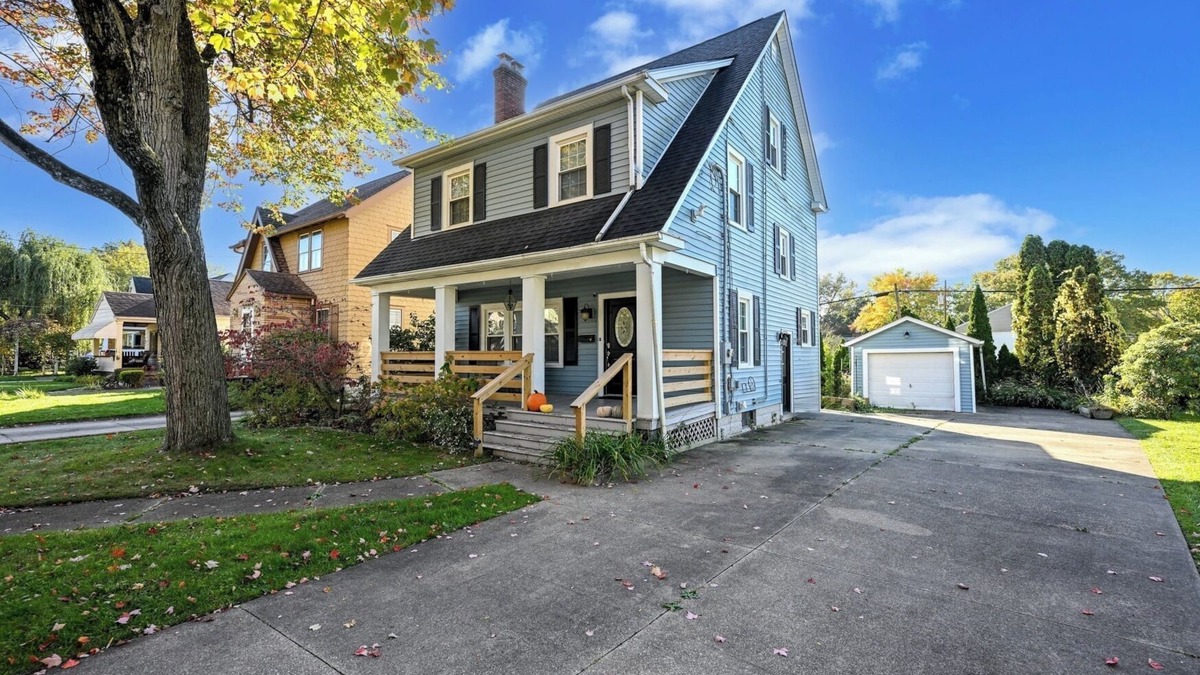 Akron House | Sleeps 12 + BBQ + AC + Outdoor Smoking Allowed