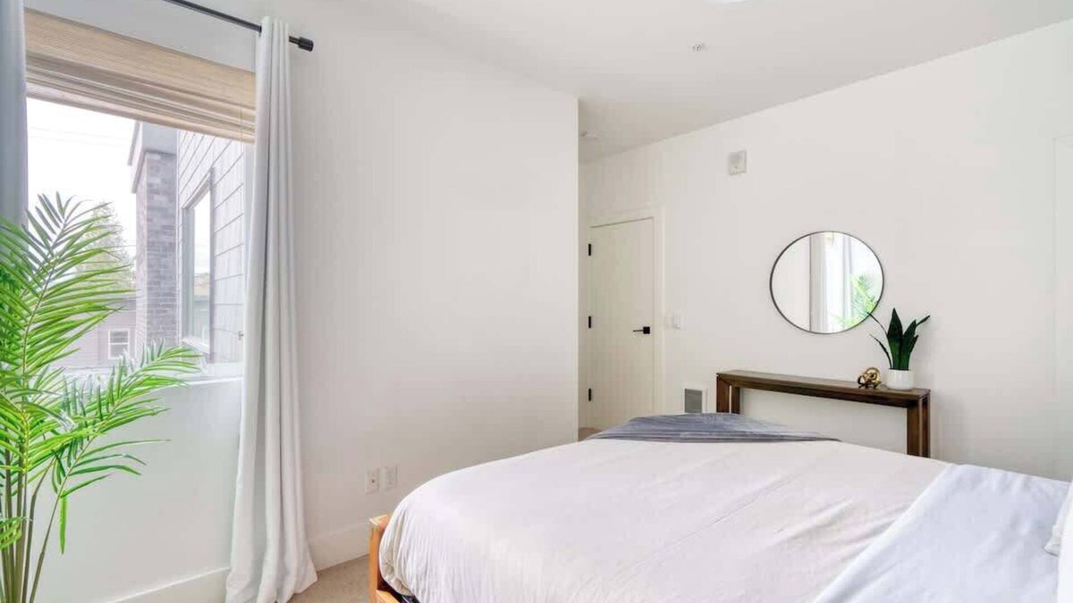 Humboldt Apartment | Sleeps 12 Exclusive Floor Great for Groups