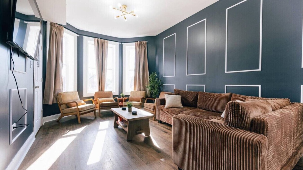 Little Village Apartment | Sleeps 12 - Games - 10 Min to