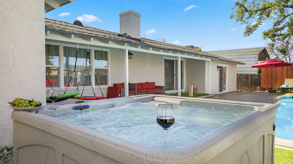 East Hemet House | Sleeps 12 - Hot Tub - Pool - Game Room & Fire Pit