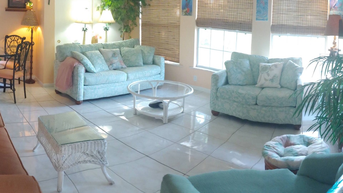 Walsingham House | sleeps 12 people/Beach 5 min./backs on nature park & lake with trails