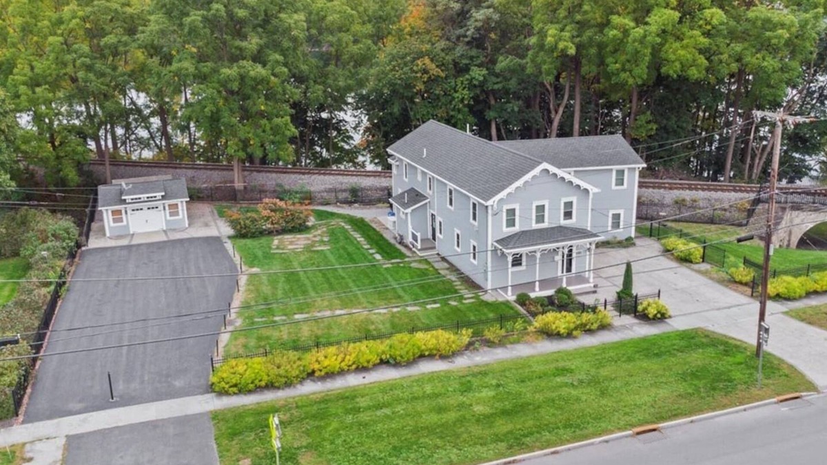 Seneca Falls House | Sleeps 13 | Seneca Wine Trail | Near Seneca & Cayuga Lake