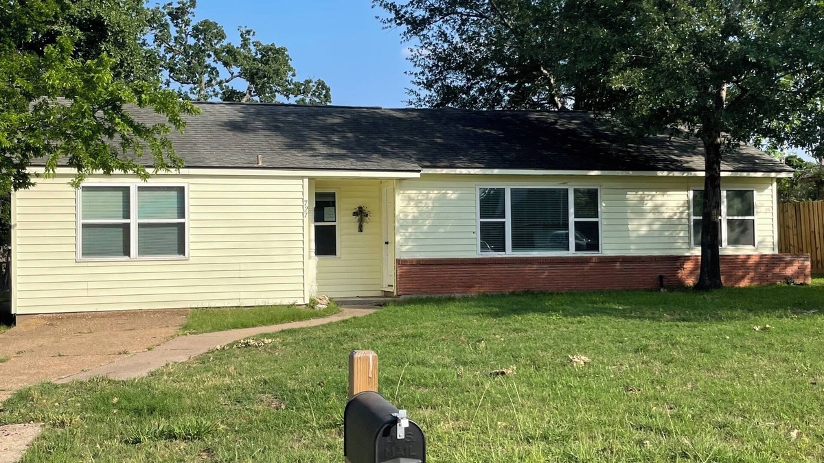 College Station House | Sleeps 14 - Game Day Stay by Kyle Field