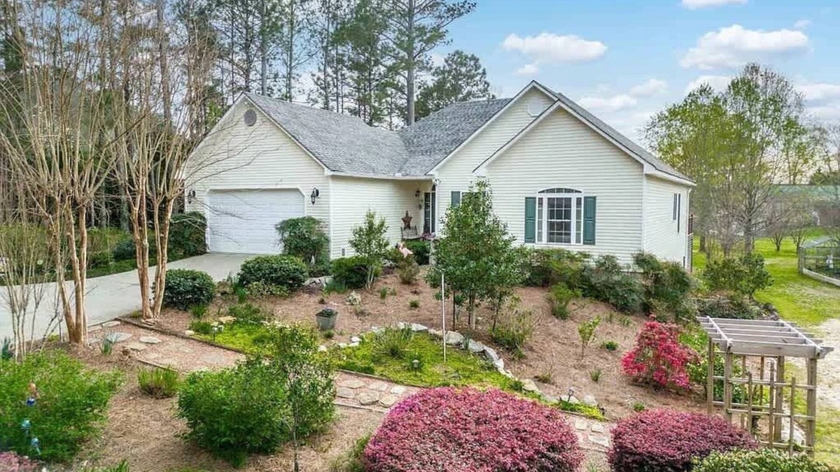 Eatonton House | Sleeps 14, Game Room/Movie Theater, Hot Tub + MORE
