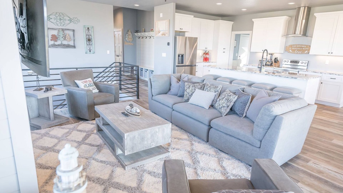 Sweetwater House | Sleeps 14 guests. Parking for up to 6 vehicles, 5 bedrooms, and 5 full baths. Private hot tub! Ap.