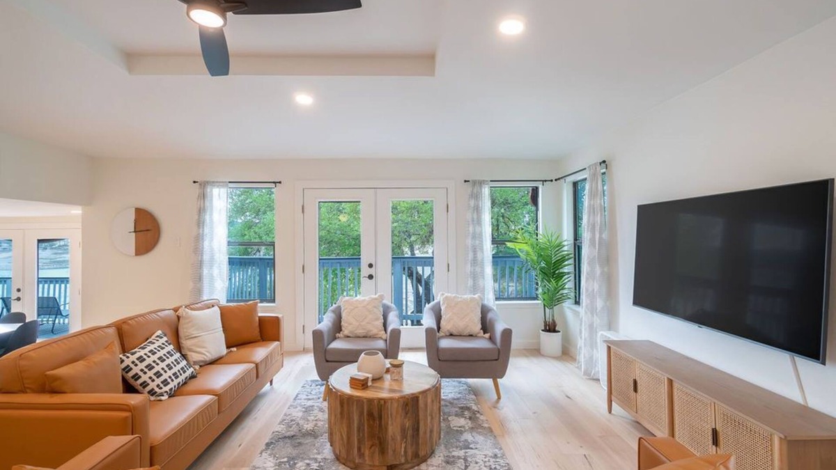 Lakehills House | Sleeps 14 Pool Table 3 King Beds Hot Tub