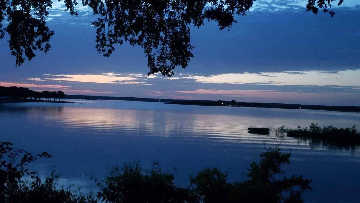 Eastland House | SLEEPS 14- Serene Lakefront Retreat, Best Views on the Lake