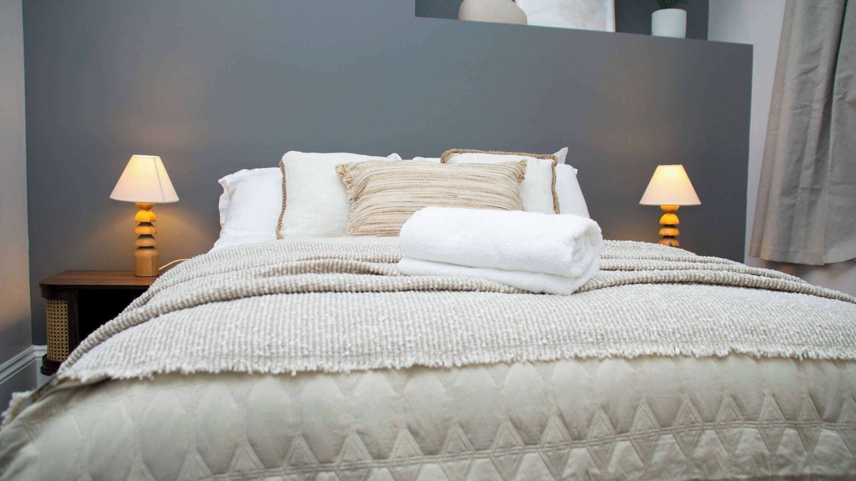 Old Trafford House | Sleeps 14 The Old Trafford Zen by Genesis Living