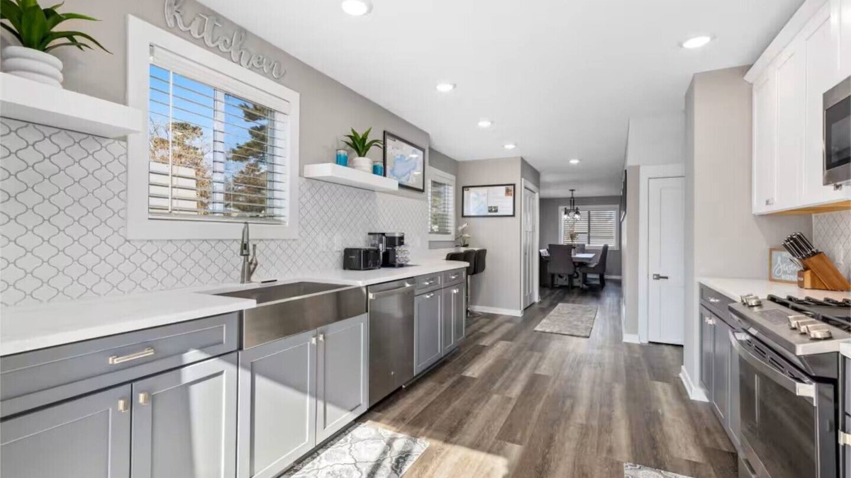 Crosby House | Sleeps 15! - EV Charger - 75" TV - Soaker Tub - 1 Block to Downtown Crosby!