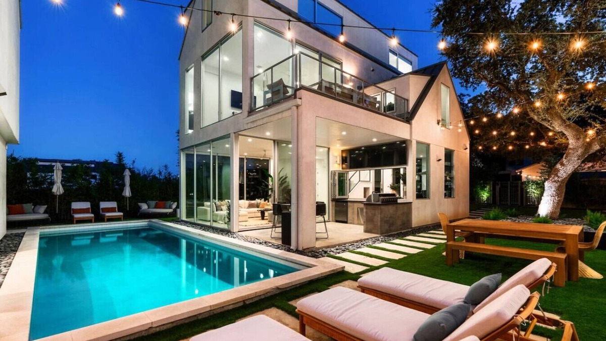 Bouldin House | Sleeps 15, Heated Pool, Hot Tub, Golf, Game Room