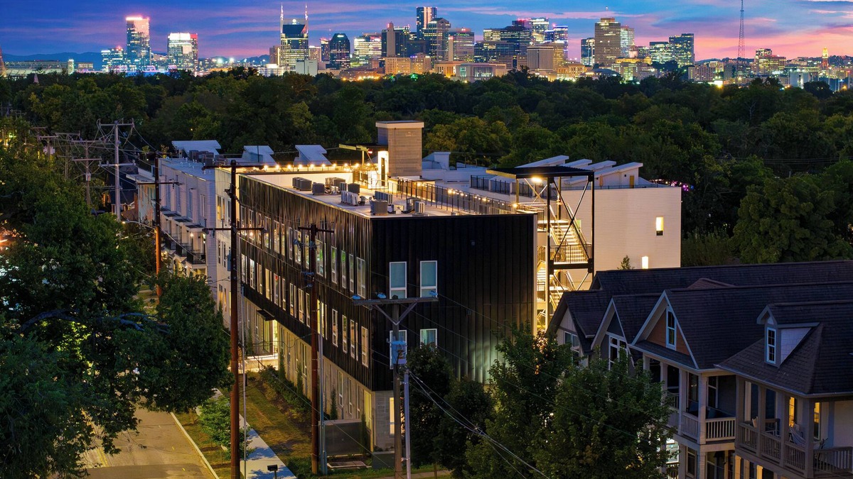 Cleveland Park House | Sleeps 16 | 2 Homes + Walk to Dining & Music | Lischey Loft & The Bloom House