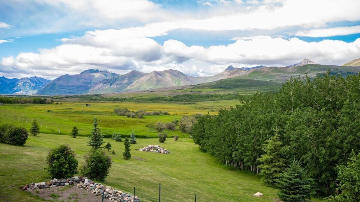 Division No. 3 House | Sleeps 16- 5 mins from Waterton Entrance WCV -A&B