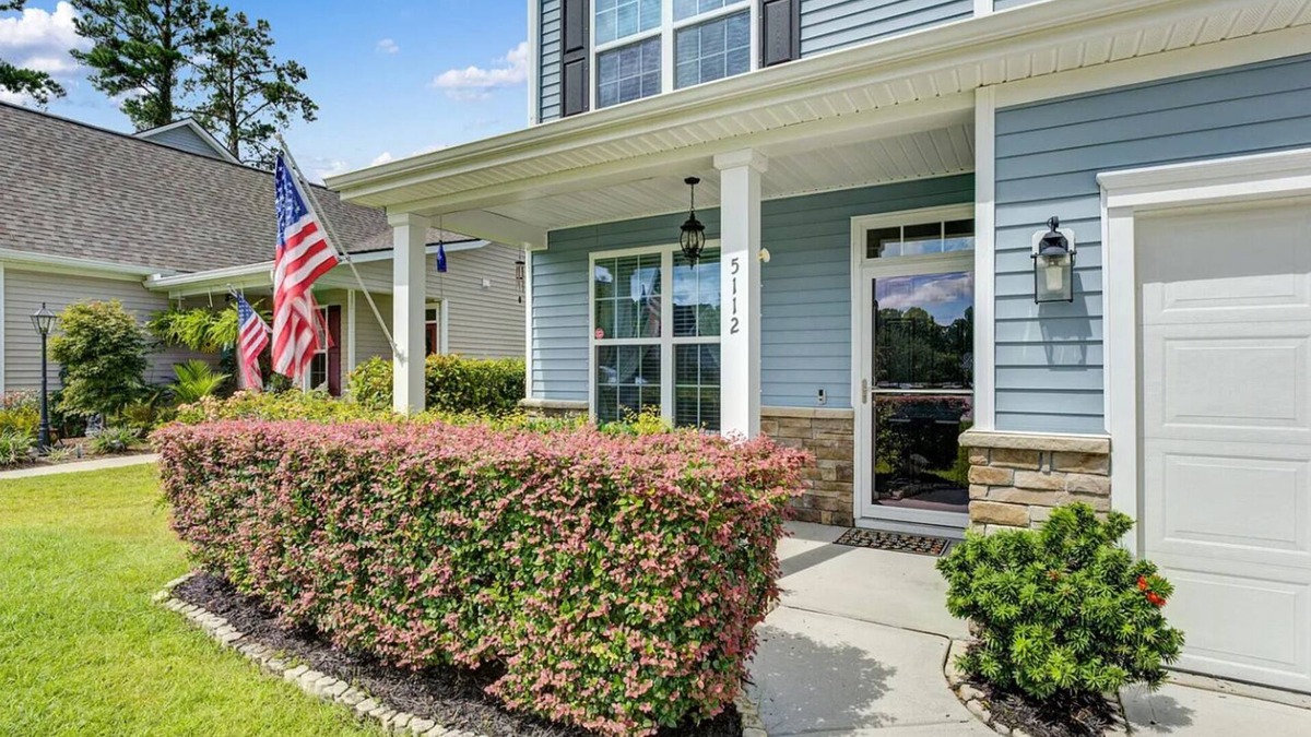 Hollywood House | Sleeps 16 Spacious Near Local Beaches, Near Military, Family Friendly