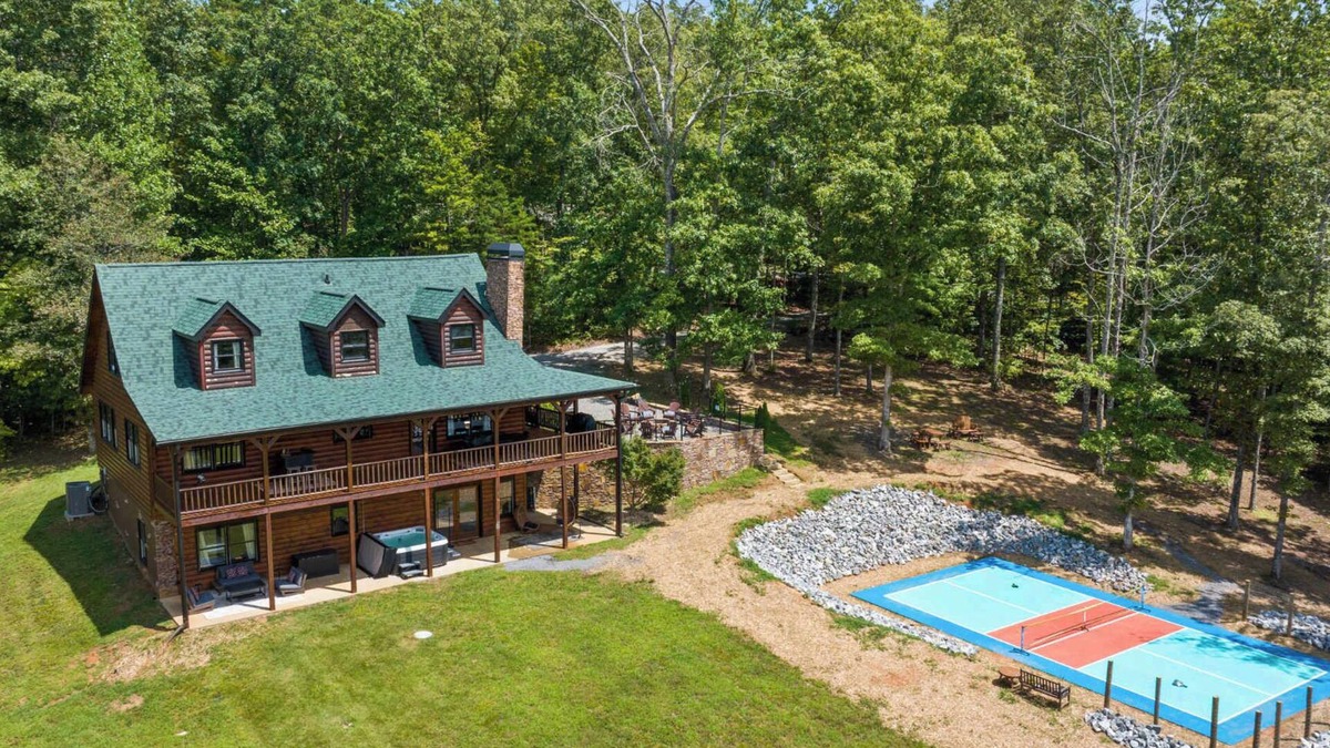 Blue Ridge House | Sleeps 18 Hot Tub~Arcade Games~Pickleball Court