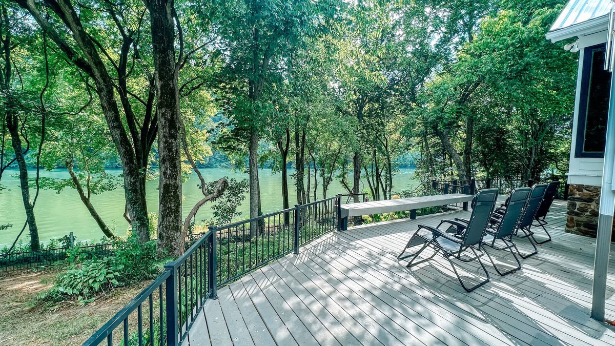 Mountain View House | Sleeps 18, Stunning Home, Breathtaking Views of The White River, New Furnishings
