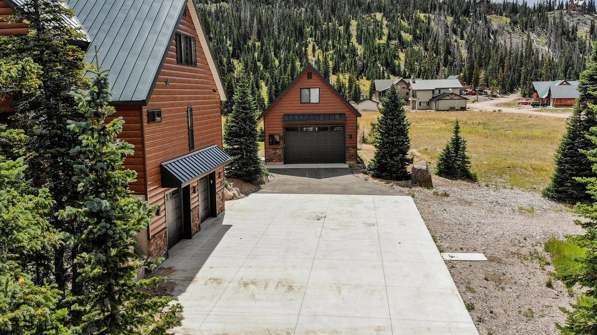 Brian Head Cabin | Sleeps 18- Together in the Mountains! Game Room Included