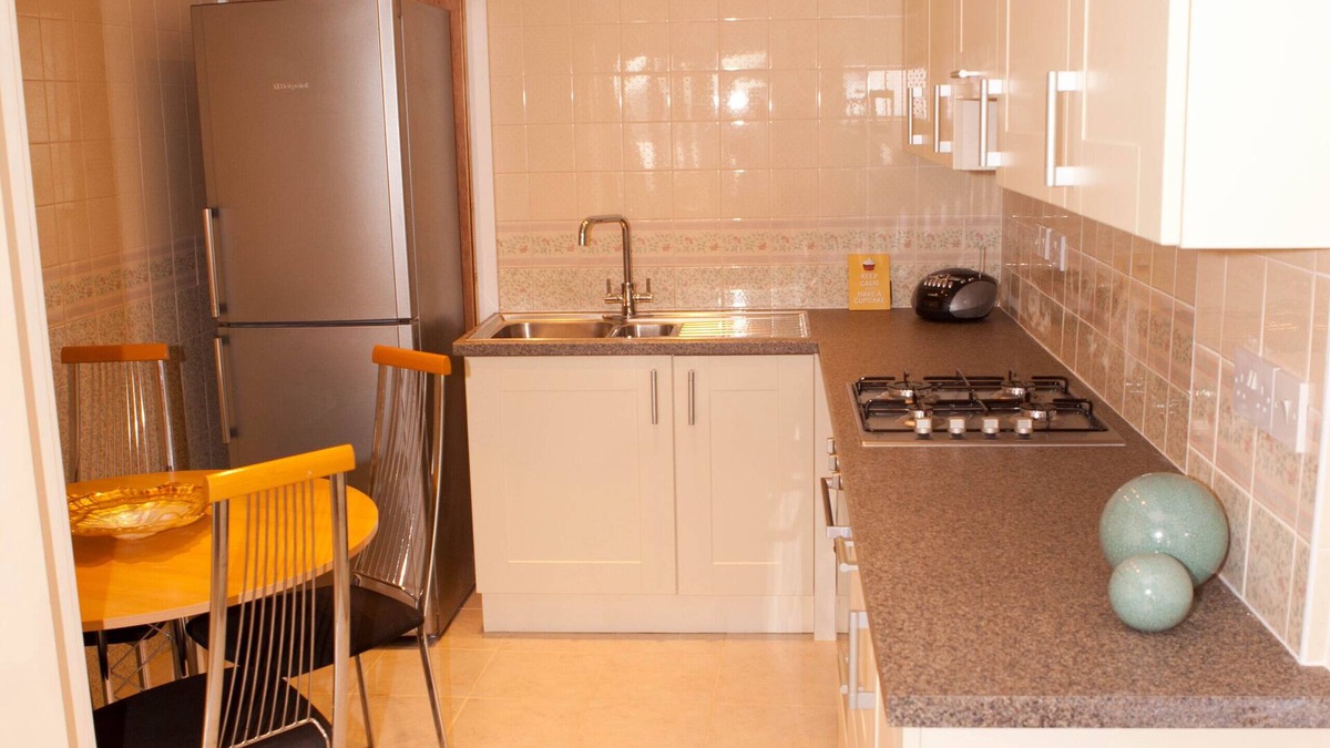 Goodmayes House | Sleeps 2-4 Self contained home. London (18 mins!)