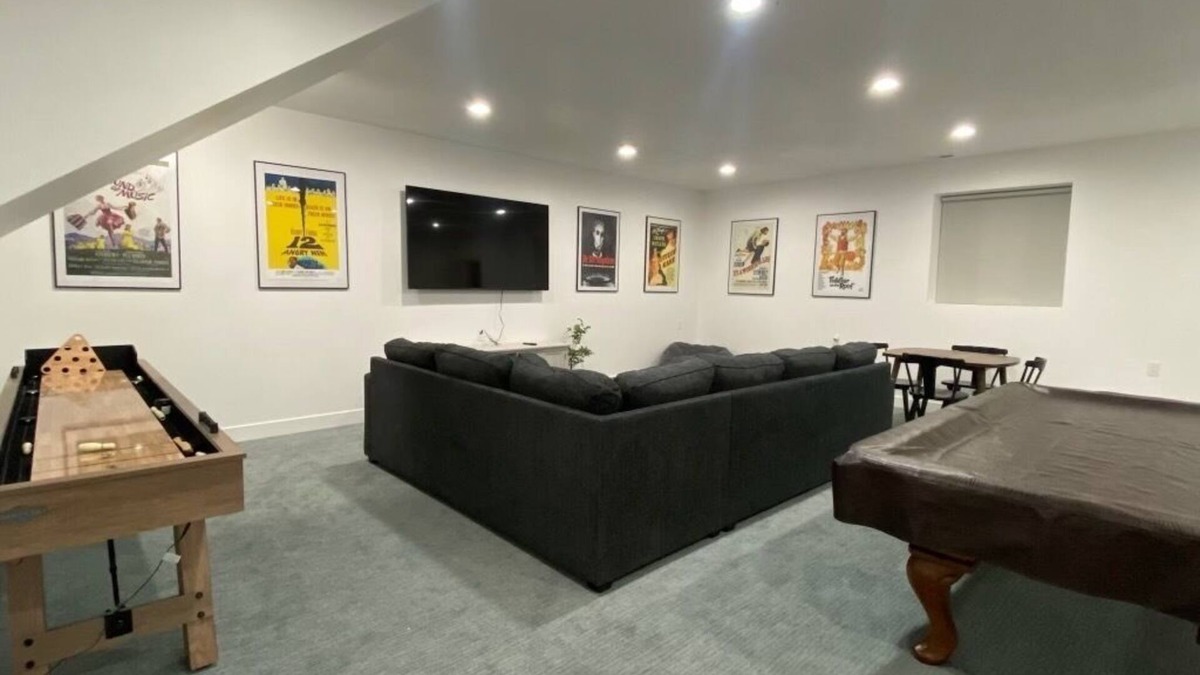 Sweetwater House | Sleeps 20+, Fire Pit, Game Room, Ideal Beach Pass, Private Hot tub