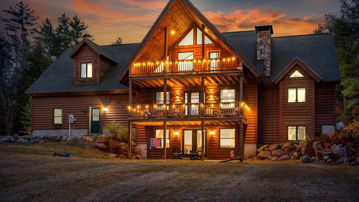 Sunday River Area Ski Chalet | Sleeps 20 | Hot Tub | Game Room | Fire Pit |4500SF
