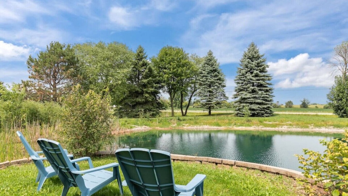 Kaukauna House | Sleeps 20! Hot Tub|Waffle Bar!