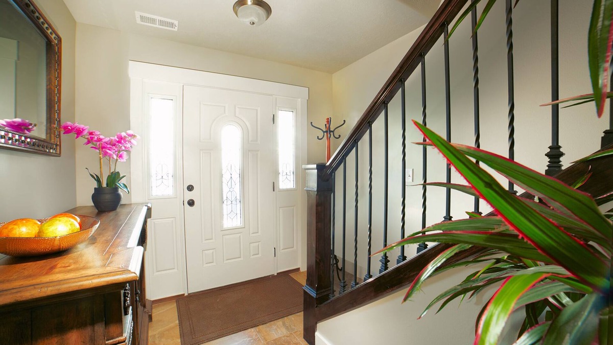 Ogden House | SLEEPS 20 IN LUXURY! Private Hot Tubs+Best Location+BBQ+Patio+5 Mins to Dwntwn!