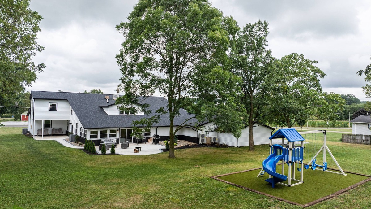 Kidron House | Sleeps 23, 10 Bedrooms, Indoor pickleball, Amish Country
